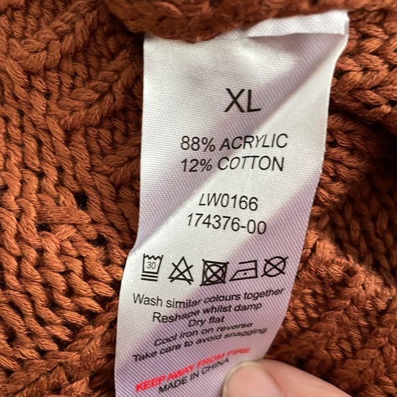 Cupcake Clothing Chunky Dropped‎ Shoulder V-Neck Knit Sweater - Picture 8 of 8